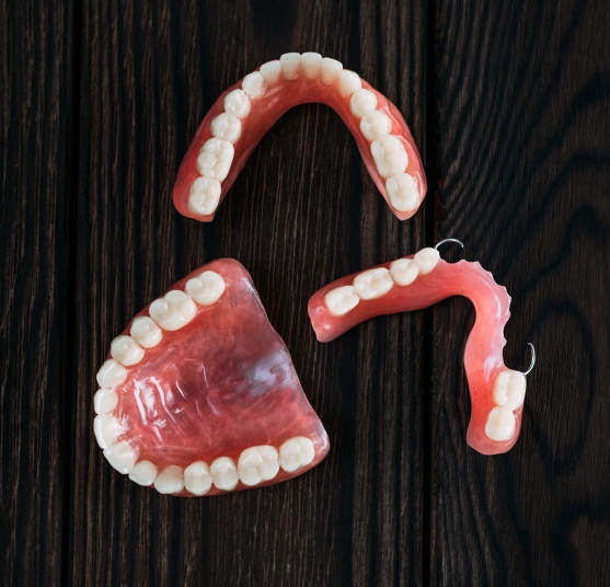 Full and partial dentures for tooth replacement